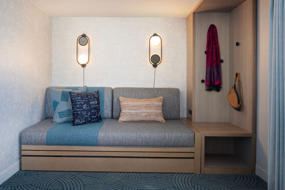 Deluxe Queen Room with Two Queen Beds and Skyline View
