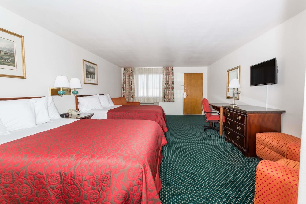 Suite, 2 Queen Beds photo 2