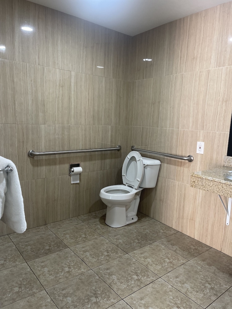 Economy Single Room, 1 Queen Bed, Accessible, Smoking photo 3