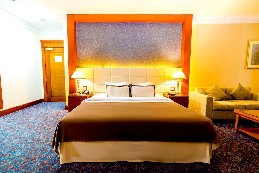 Executive King/ Twin Room (Complimentary Shuttle to the Beach and Mall of the Emirates)