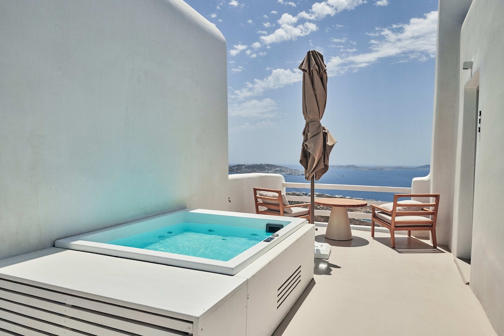 Deluxe Sea View Jacuzzi - Photo 5