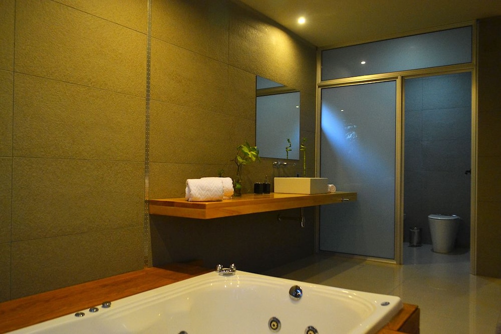 Deluxe House, 3 Bedrooms photo 2