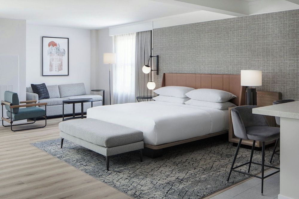 Junior Suite, 1 King Bed with Sofa bed - Photo 1