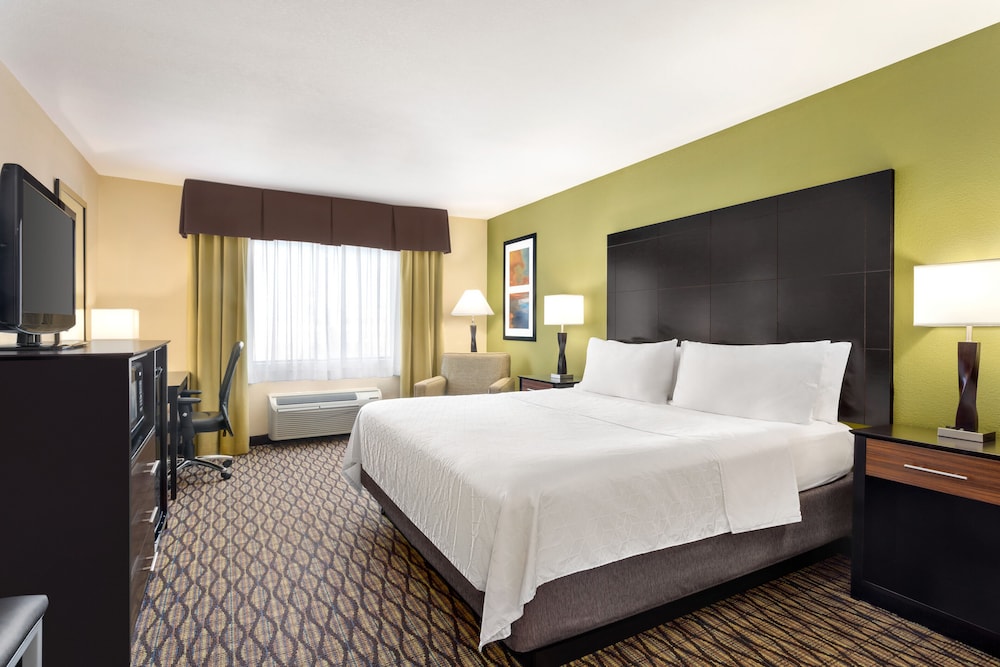 Suite, 1 Queen Bed, Accessible (Mobility) - Photo 2