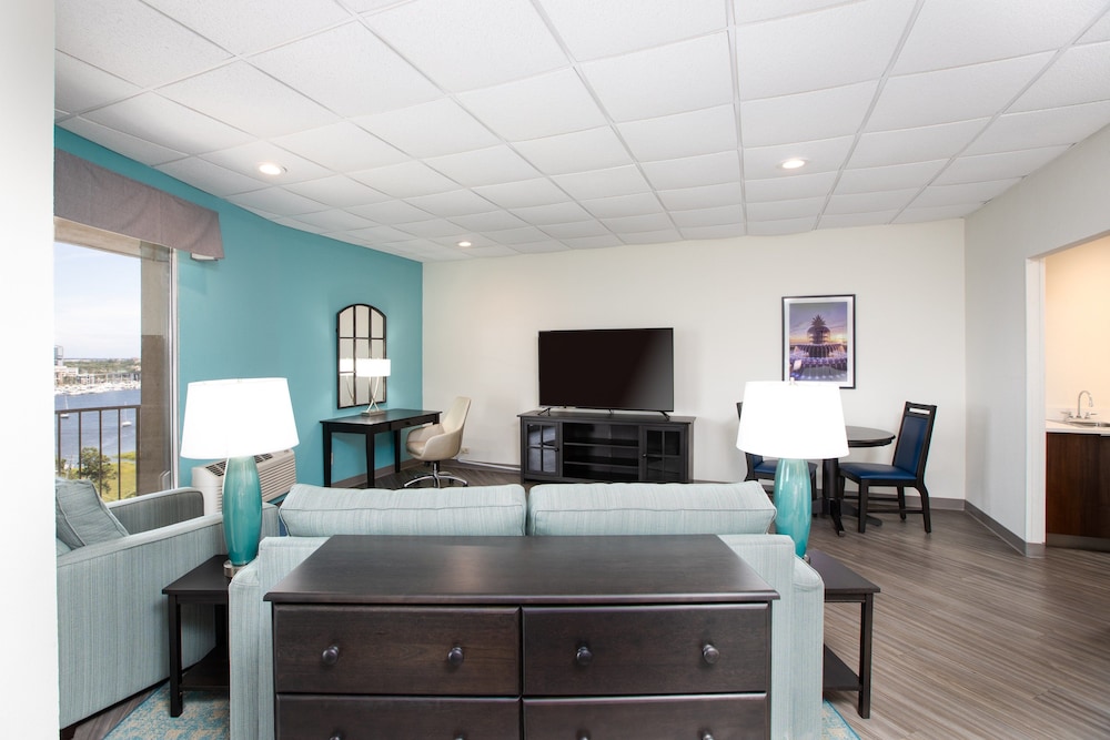 Suite, 1 King Bed (Scenic View) - Photo 3