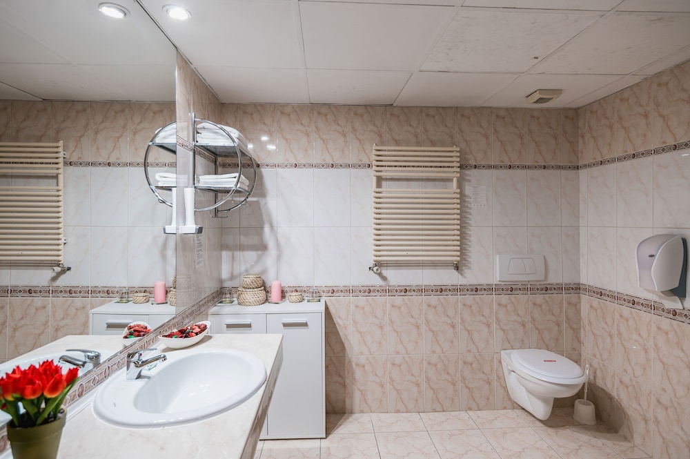 Standard Double or Twin Room - Photo 8