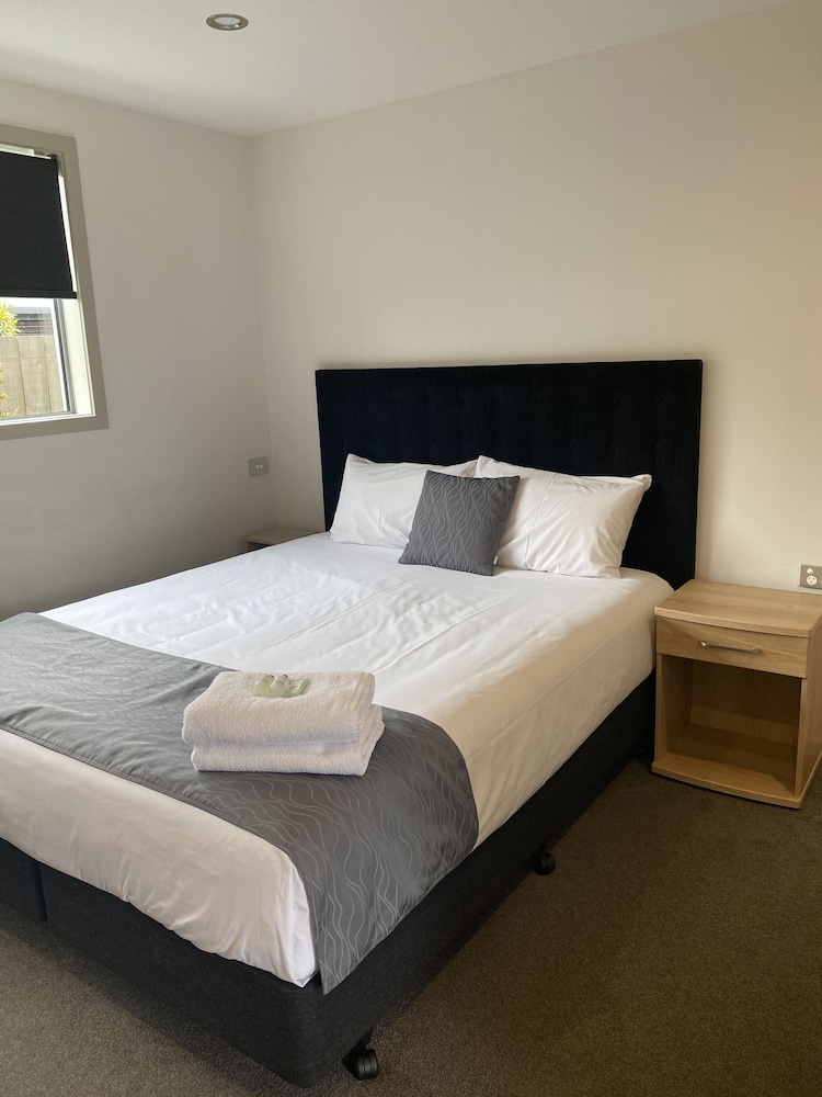 Business Studio, 1 King Bed, Refrigerator & Microwave