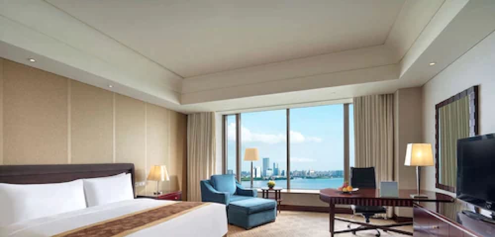 Room, Lake View (Executive Lake View Deluxe King) - Photo 2