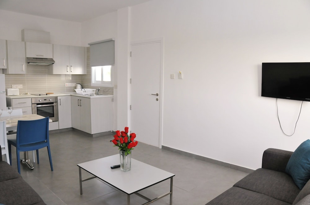 Deluxe Apartment, 1 Bedroom, Pool View photo 2