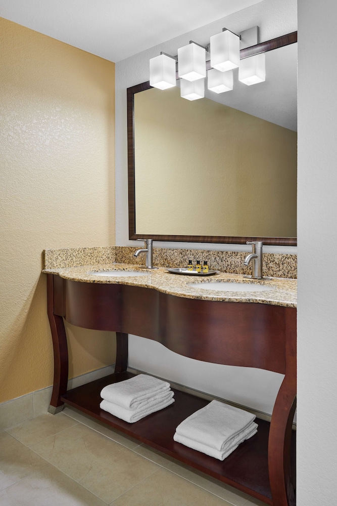 Suite, 1 King Bed, Non Smoking, Jetted Tub - Photo 4