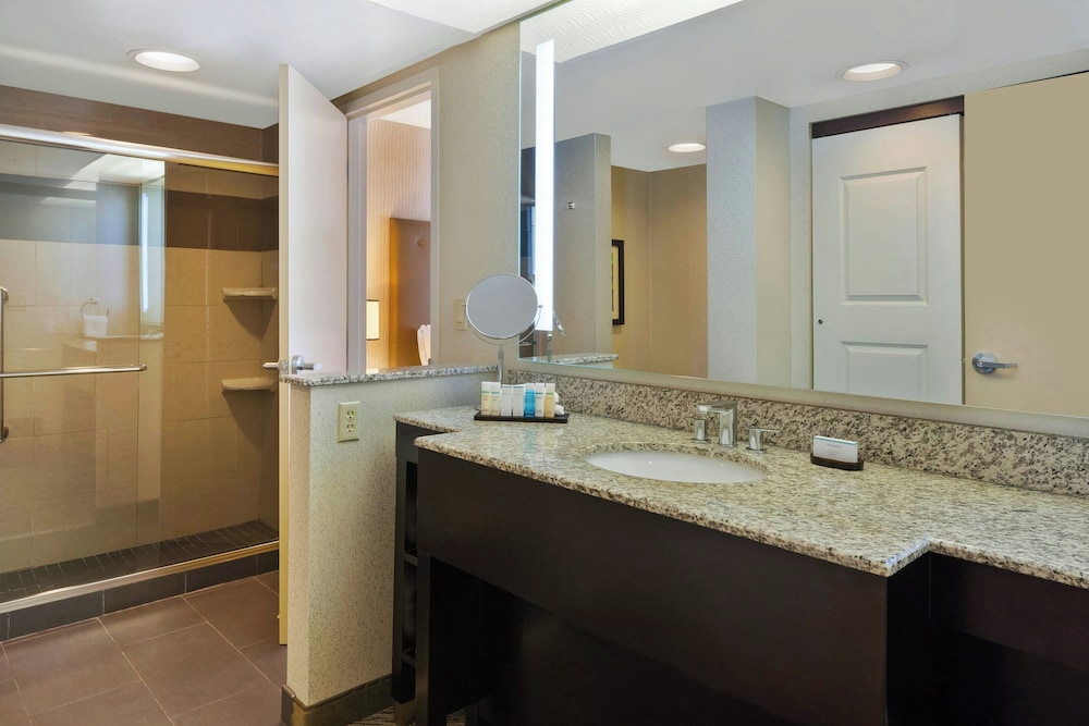 Suite, 1 Bedroom, Balcony - Photo 4