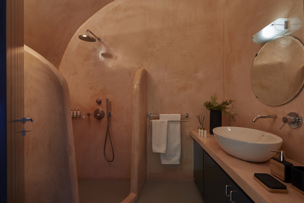 Grand Honeymoon villa with hot tub and caldera view - Photo 14
