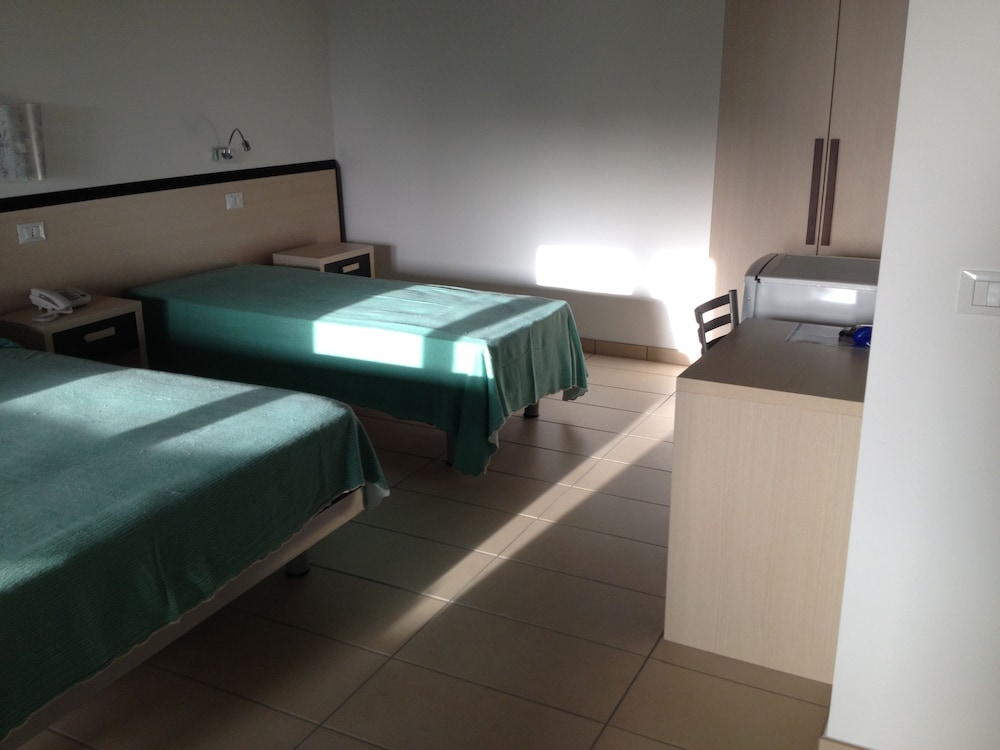 Basic Triple Room, Non Smoking, Ensuite - Photo 2