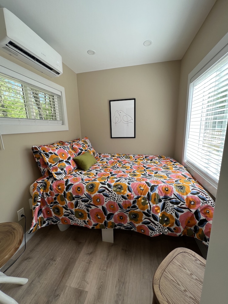House, 1 Bedroom (No pets, tiny house, linens included) photo 1