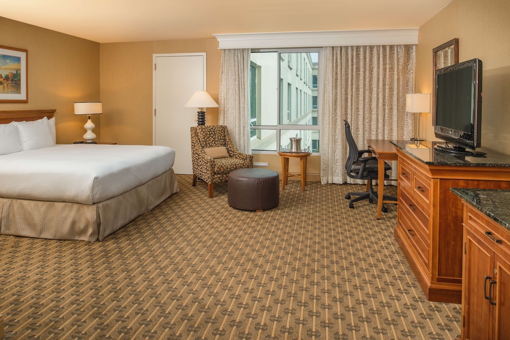 Deluxe Room, 1 King Bed, Garden View (Mobility/Hearing Access RI SHWR) - Photo 1