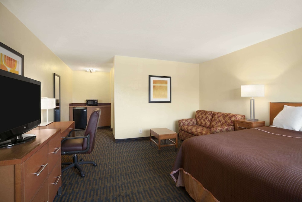 Business Room, 1 King Bed with Sofa bed, Non Smoking, Refrigerator & Microwave - Photo 1