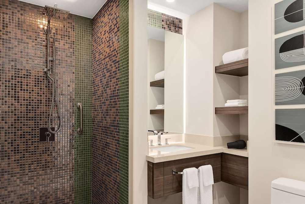 Suite, 3 Bedrooms - Photo 26