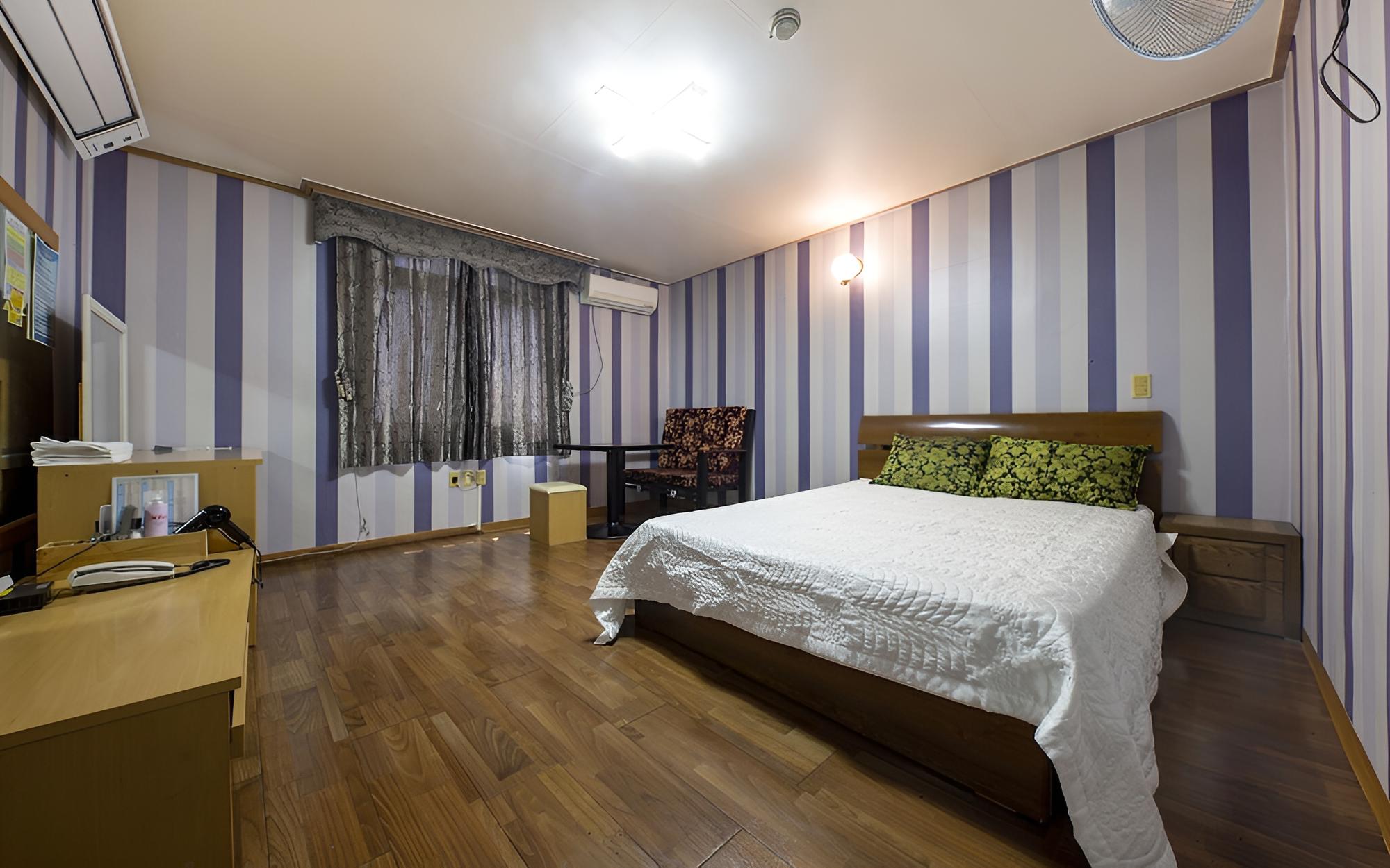 Room (Bed) - Photo 2