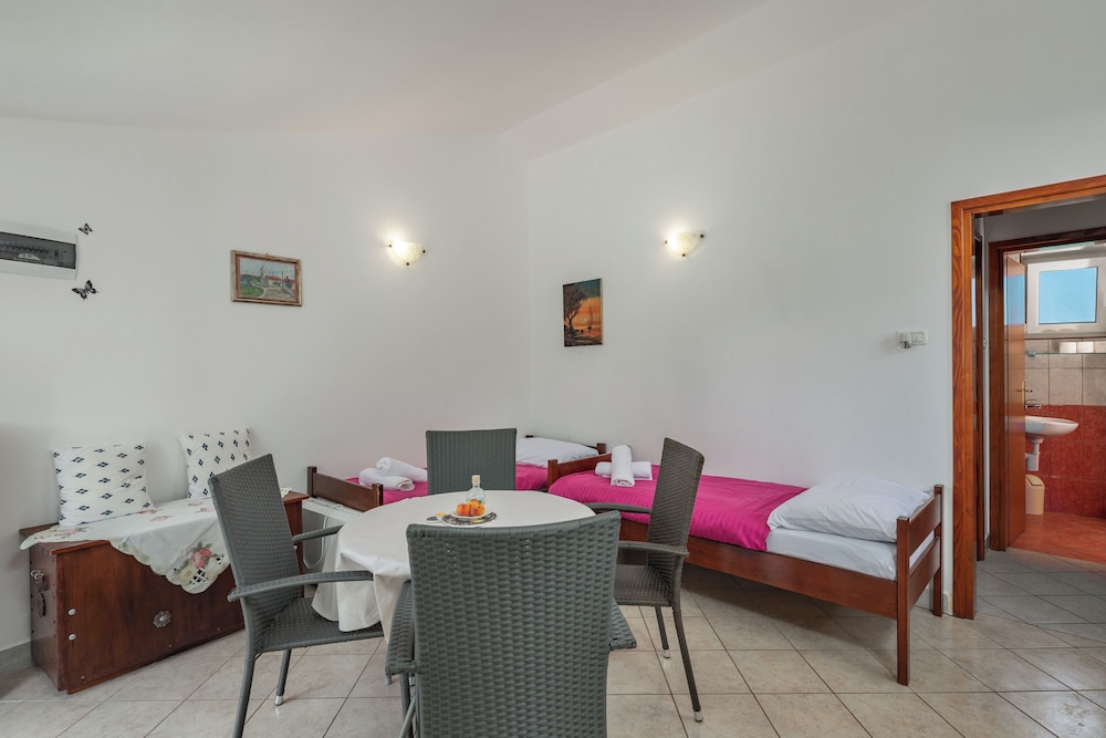 Family Apartment, Multiple Bedrooms (Peaceful Retreat With Terrace 2) photo 2