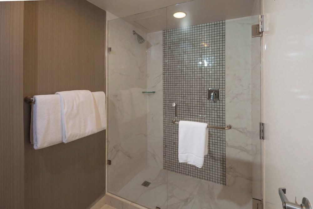 Room, 2 Queen Beds - Photo 11