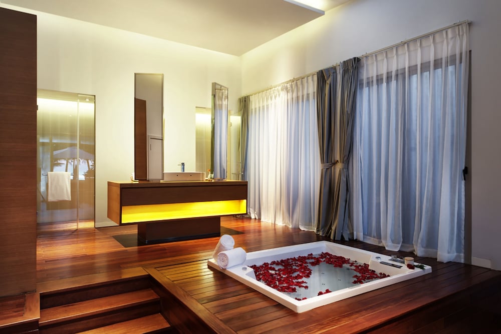 Beachfront Three-bedroom Wave Pool Villa (Spa Inclusive) photo 3