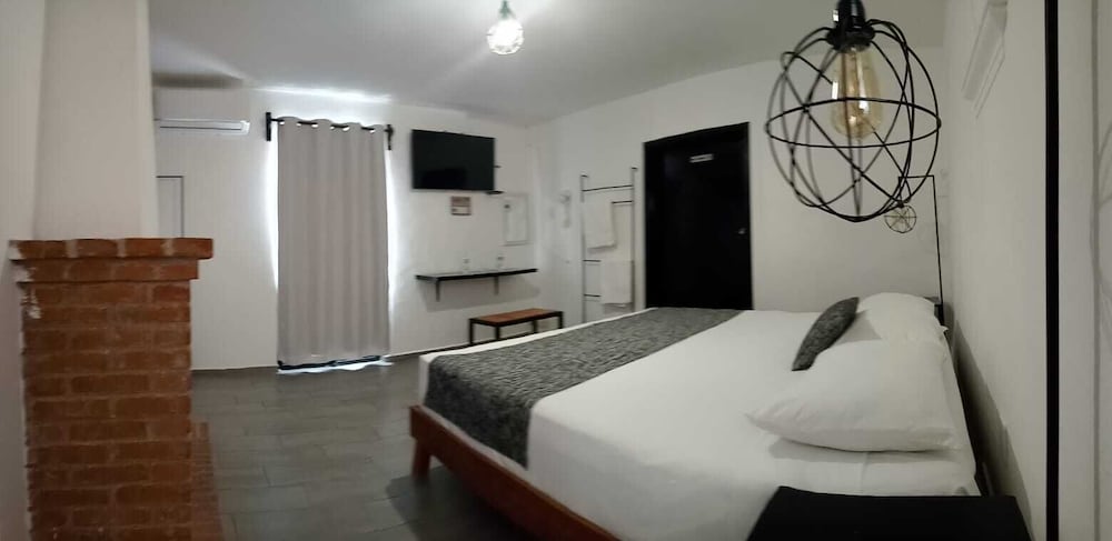 Deluxe Room, 1 King Bed photo 2