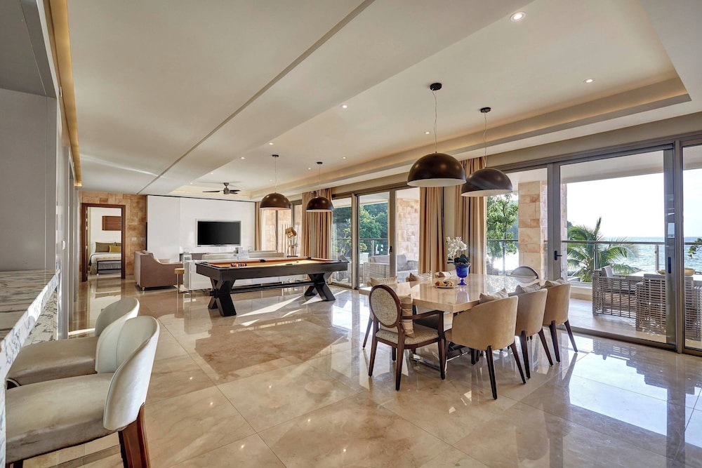 Luxury Chairman Two Bedroom Suite Ocean Front Swim Out Diamond Club - Photo 17