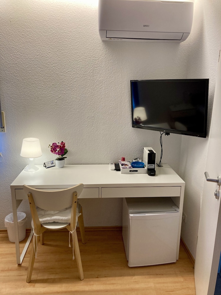 Basic Double Room, Private Bathroom - Photo 2