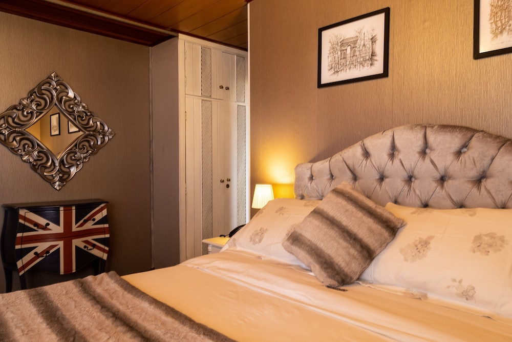 Available room thumbnail 6