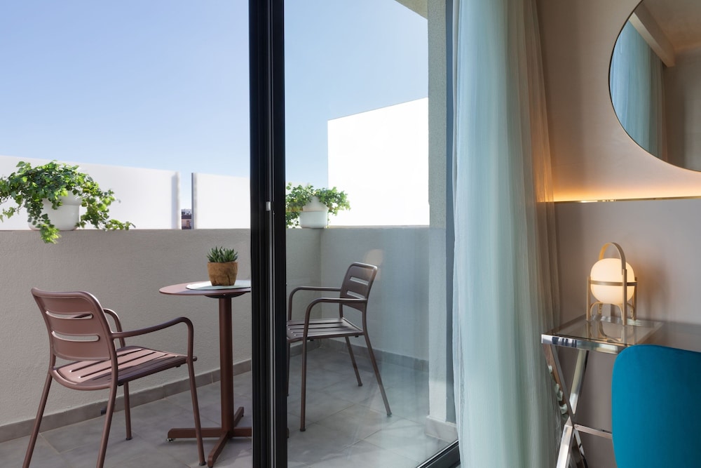 Superior Room, 1 King Bed, Balcony (Courtyard View)