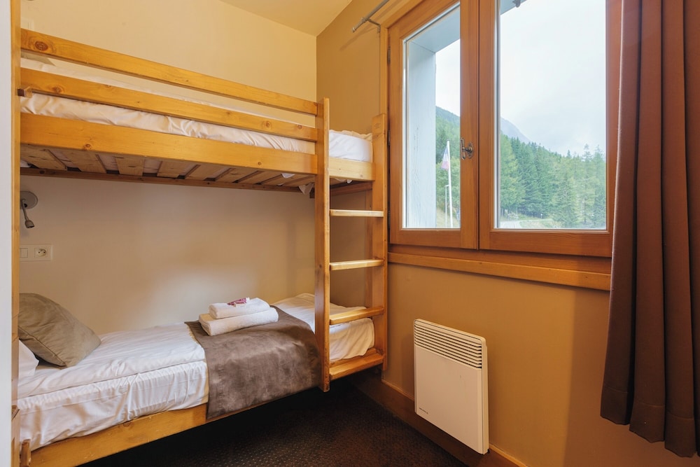 Family Apartment, Multiple Bedrooms (Vallorcine Buet 33 ski in / ski out) Family Apartment, Multiple Bedrooms (Vallorcine Buet 33 ski in / ski out)