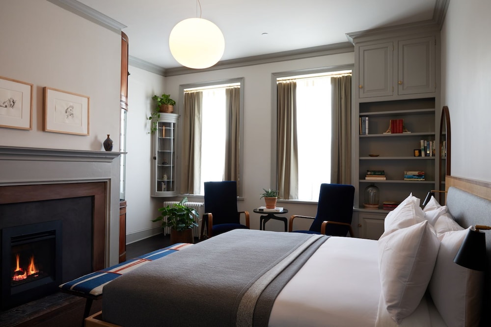 Pearl St Grand King W/ Fireplace