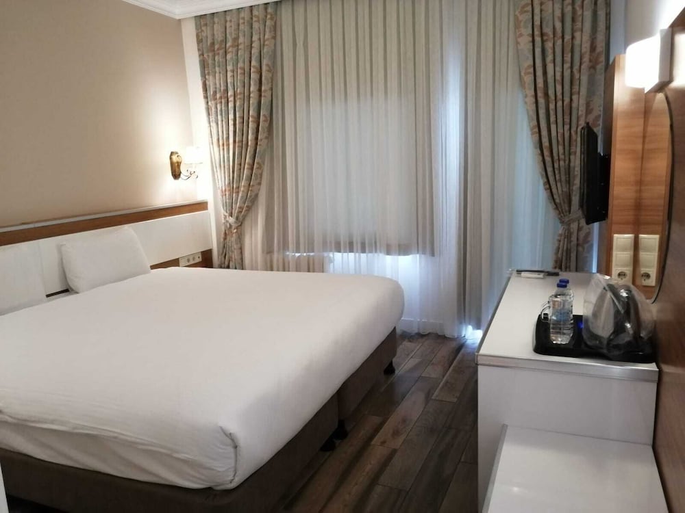 Deluxe Double or Twin Room, 1 Bedroom, Non Smoking, Pool View photo 3