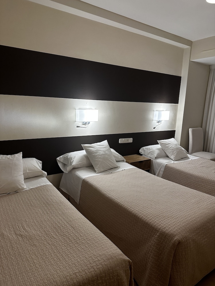 Habitación Triple Estándar con Vista a la Ciudad