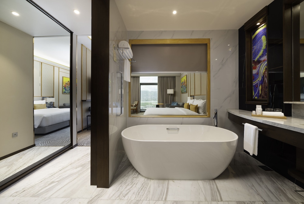 Deluxe King Room - Photo 1