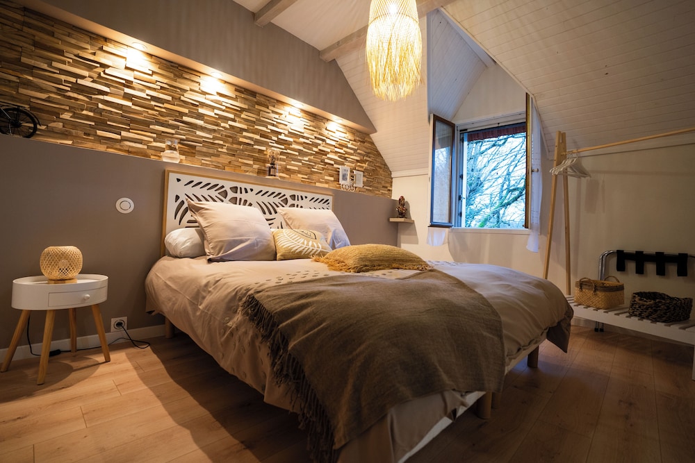Deluxe Double Room, 1 Queen Bed, Non Smoking, Private Bathroom
