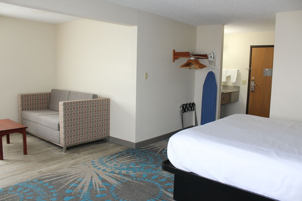 Suite, 1 King Bed, Non Smoking (East Building) photo 2