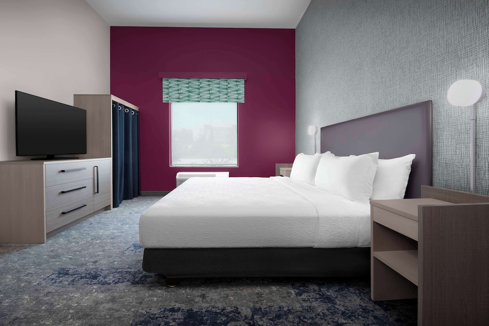 Suite, 1 King Bed, Accessible, Bathtub (Mobility & Hearing) photo 2