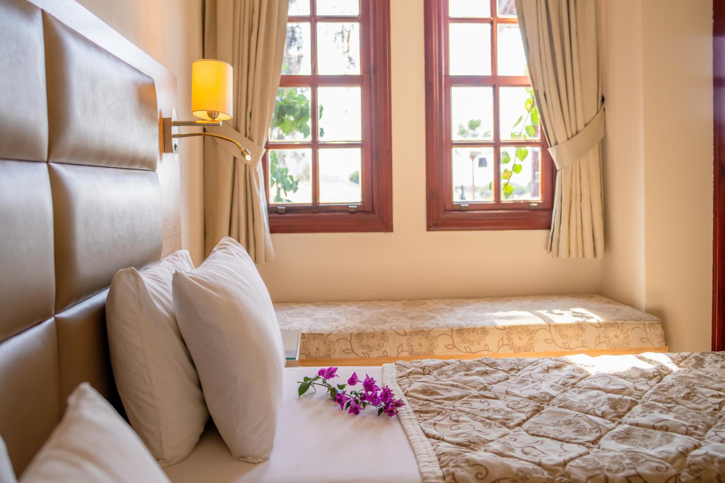 Standard Double or Twin Room - Photo 5