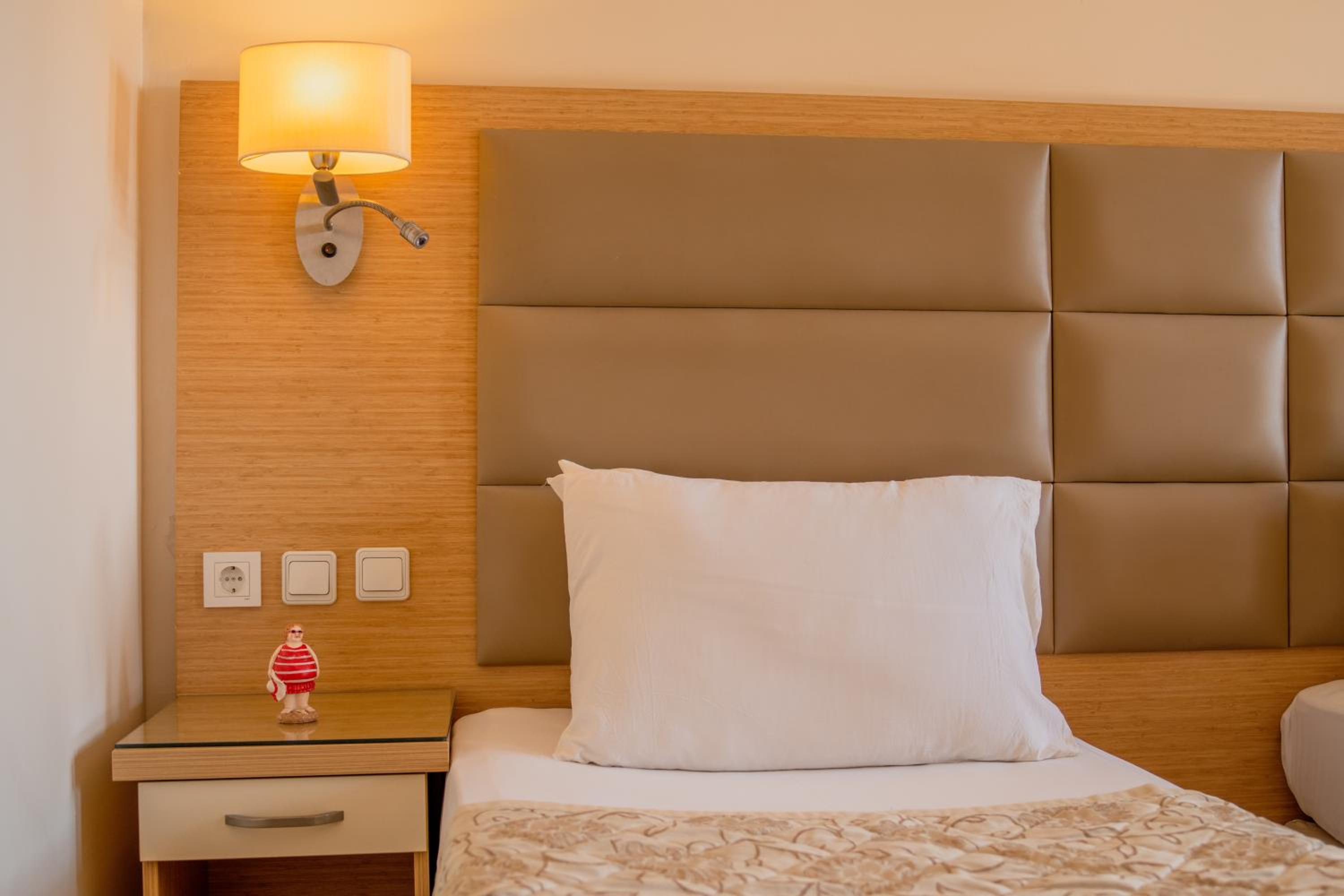 Standard Double or Twin Room - Photo 7