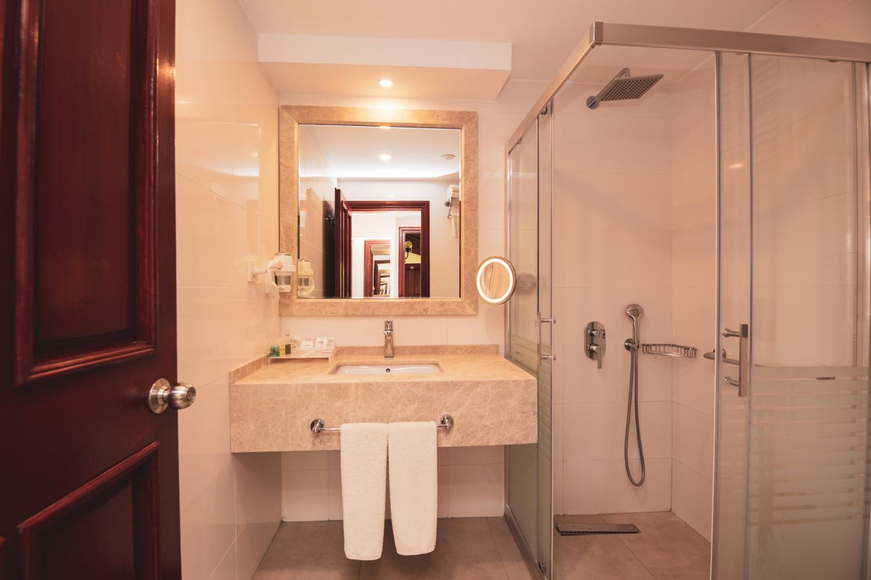 Standard Double or Twin Room - Photo 6