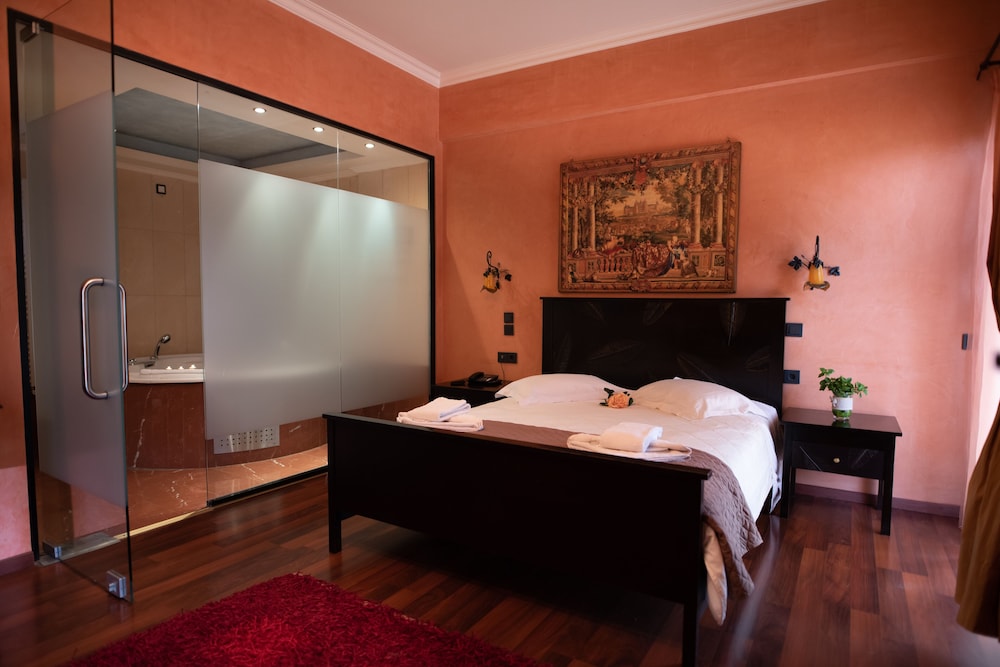 Deluxe Suite, 1 King Bed, Hot Tub, Garden View photo 1