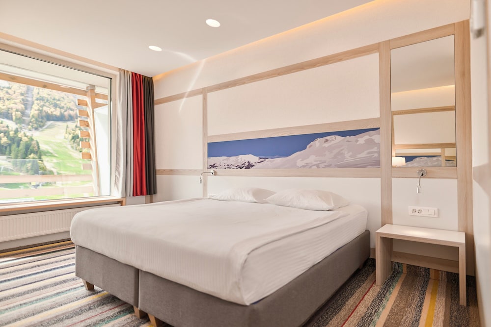 Double Room with Mountain View and Balcony (AC) photo 2