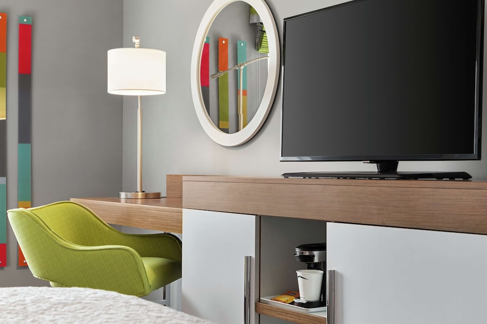 Room, 1 King Bed (Mini Fridge) - Photo 1
