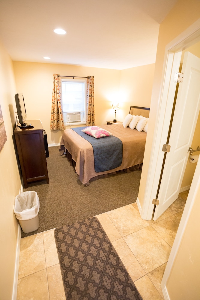 Comfort Room, 1 Queen Bed, Pool Access, Courtyard View
