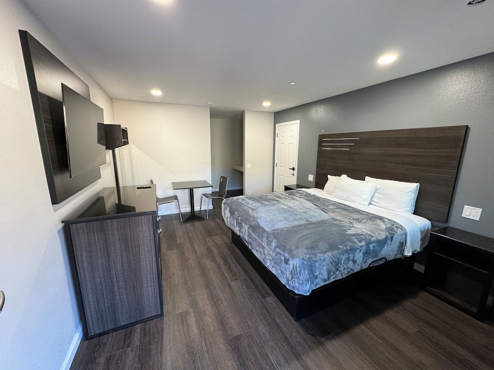 Single Room, 1 King Bed, Non Smoking photo 1
