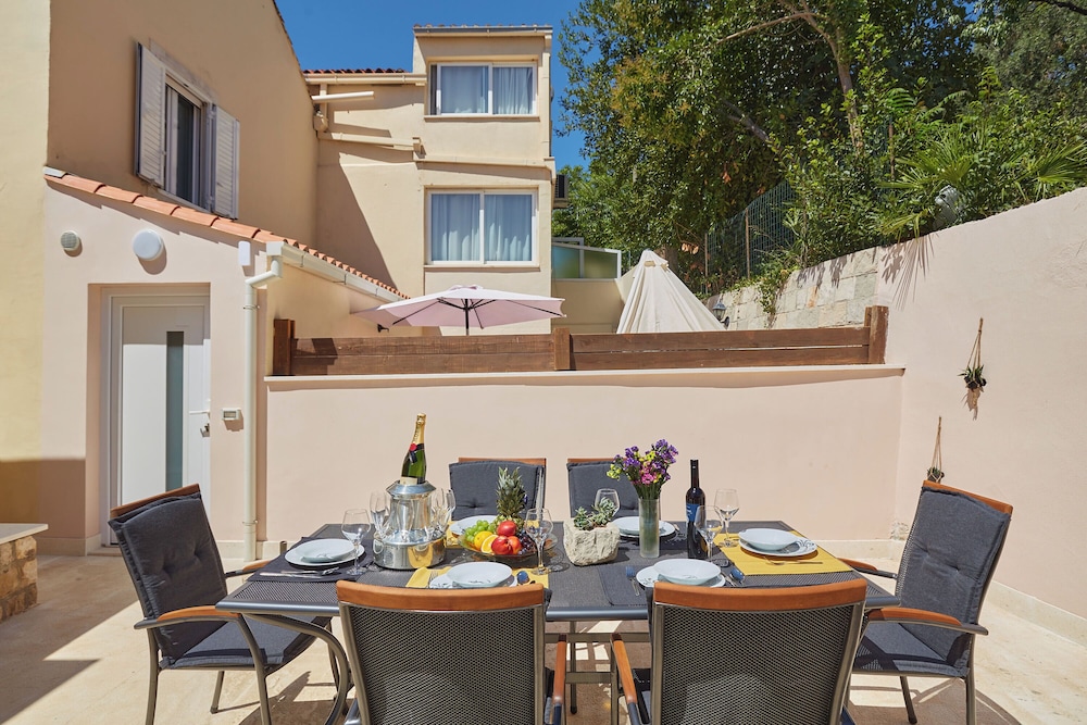 House (3 Bedroom HH with Garden and Sea View)