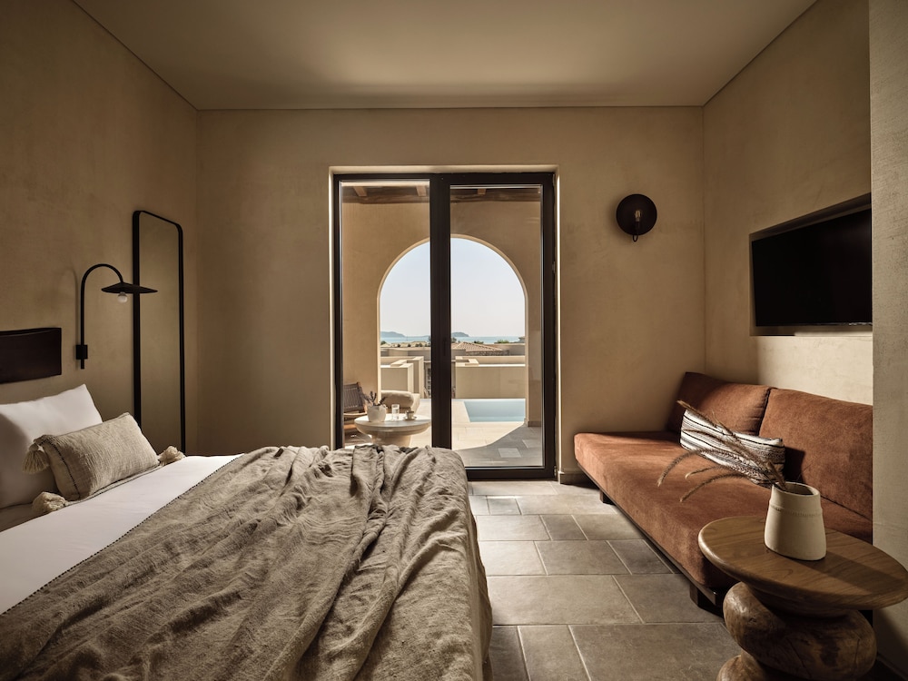 Junior Suite with Private Pool and Sea View - Photo 4