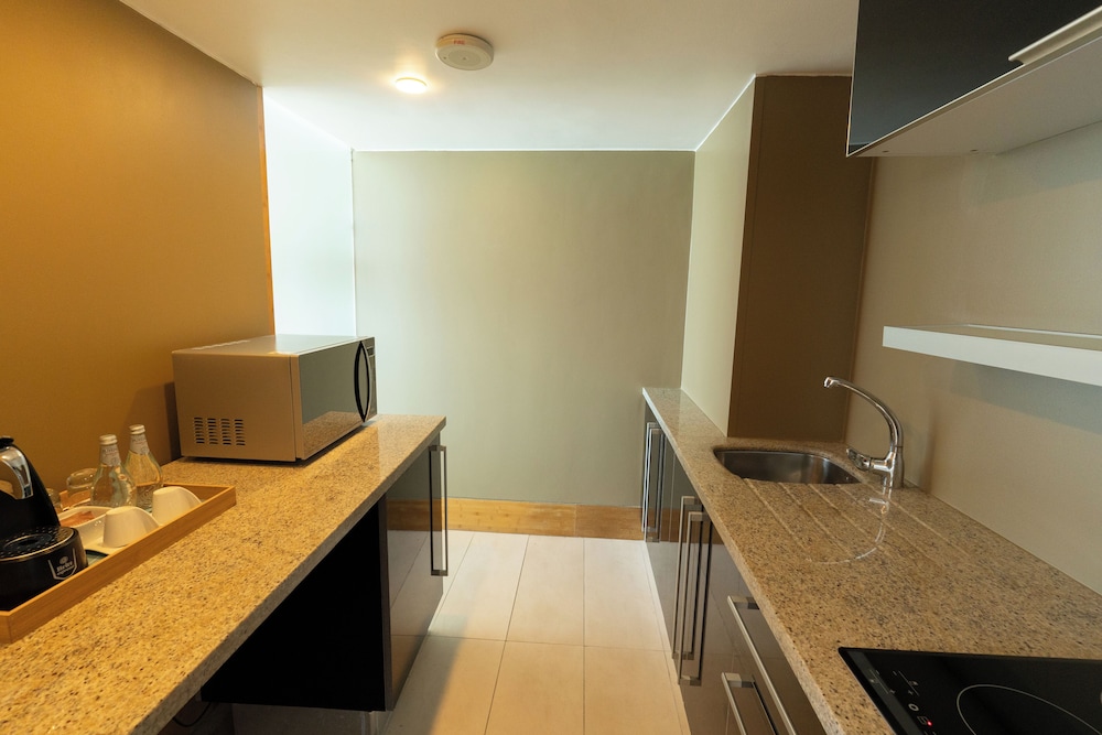 Premium Suite, 1 King Bed, Sea View (Single) - Photo 4