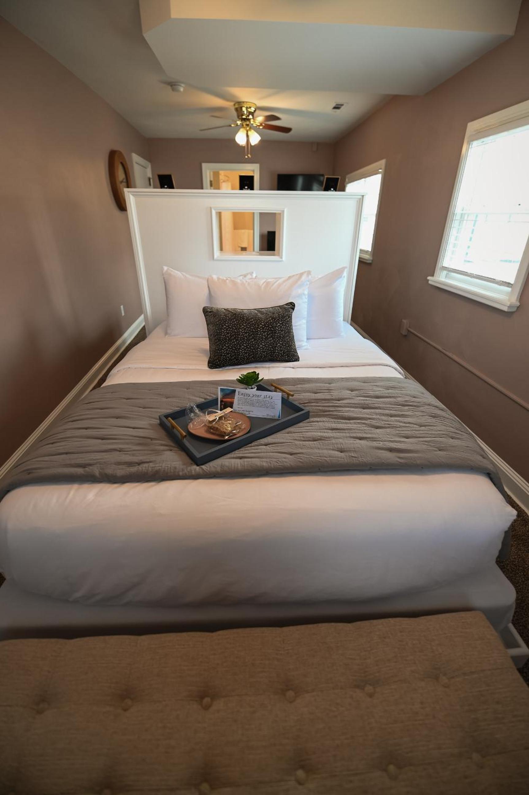 One-Bedroom Suite - Photo 6